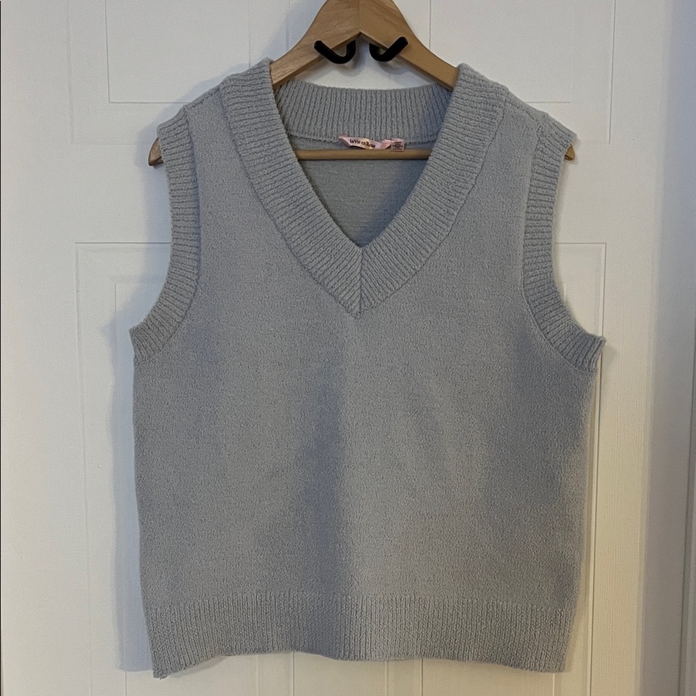 # 190 La Vie En Rose Light Gray V-Neck Sleeveless Crop Top